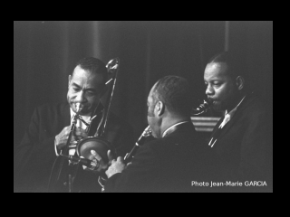 ELLINGTON Orchestra 6 Lawrence Brown, Russell Procope (de dos) & Harry Carney.jpg